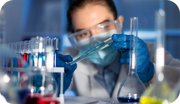 Científica en laboratorio